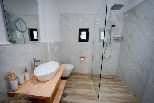 Et badeværelse på Ayana Coral Bay Resort