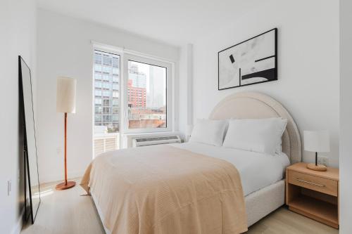 Postel nebo postele na pokoji v ubytování Blueground Downtown Brooklyn rooftop nr Brooklyn Bridge NYC-2125