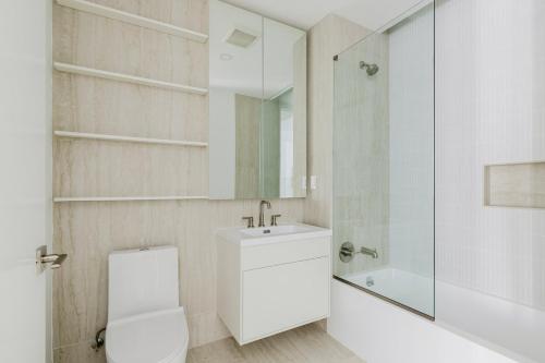 Koupelna v ubytování Blueground Downtown Brooklyn rooftop nr Brooklyn Bridge NYC-2125