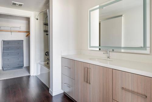 Phòng tắm tại Blueground Milpitas pool nr Great Mall SFO-2071