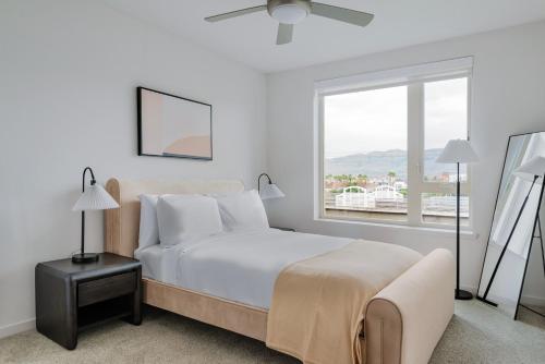 Un pat sau paturi într-o cameră la Blueground Milpitas pool nr Great Mall SFO-2072