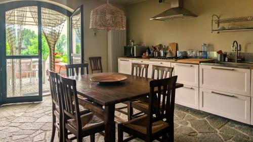 Η κουζίνα ή μικρή κουζίνα στο Large country house among the hazelnuts - Unesco