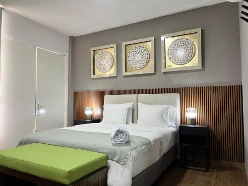 Casa de lujo en Cali con Piscina Privada y BBQ في كالي: غرفة نوم مع سرير كبير مع مسند أخضر