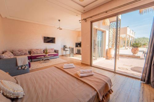 Postel nebo postele na pokoji v ubytování Jasmine Nest - Ochre Nests - Pool & Farm