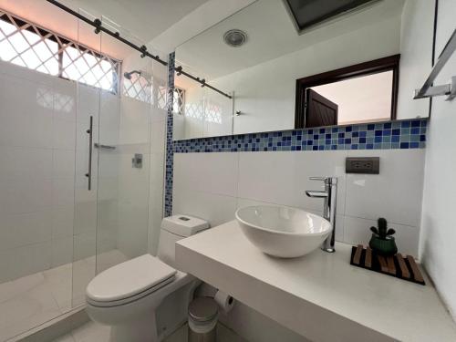 Casa de lujo en Cali con Piscina Privada y BBQ في كالي: حمام مع حوض ومرحاض ومرآة