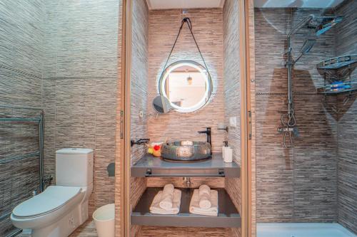 Koupelna v ubytování Jasmine Nest - Ochre Nests - Pool & Farm