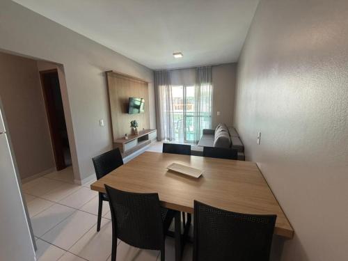 cód 39 · Apartamento com vista mar في جوفيرنادور سيلسو راموس: غرفة معيشة مع طاولة وكراسي وأريكة