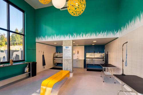 una habitación con una pared verde y un banco amarillo en Blueground Overlake fitness center nr Park SEA-897, en Highlands
