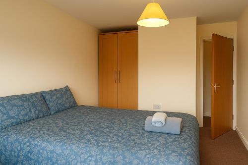 Giường trong phòng chung tại Apartment in Russet Court, Free Wi-fi and Parking