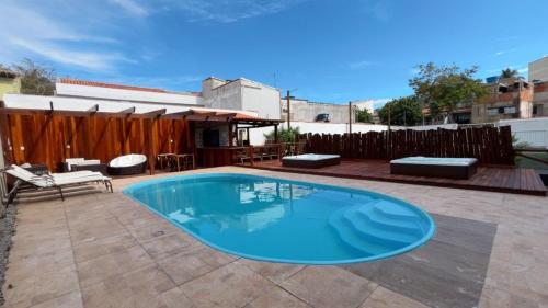 a swimming pool in the middle of a patio at Pousada Loft Praia dos Anjos in Arraial do Cabo