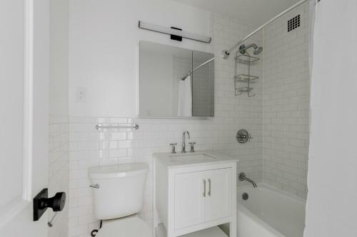 Et badeværelse på Blueground Kips Bay pool nr East River NYC-2169