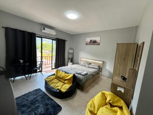 Ένα ή περισσότερα κρεβάτια σε δωμάτιο στο 84 Bar & Guest House