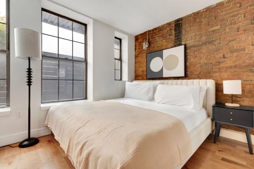 En eller flere senge i et værelse på Blueground Downtown Brooklyn rooftop nr Brooklyn Bridge NYC-1977