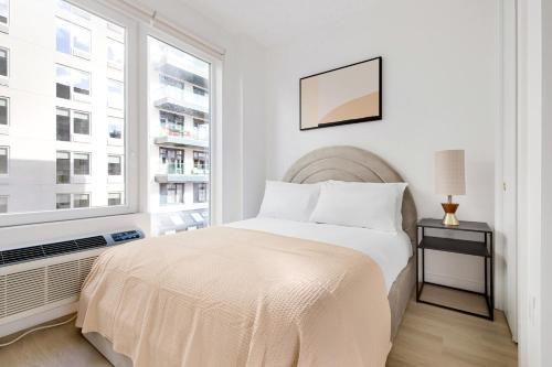 Postel nebo postele na pokoji v ubytování Blueground Boerum Hill rooftop nr Brooklyn Bridge NYC-2184