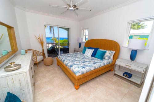 Un dormitorio con una cama con almohadas azules. en On The Bay, en North Side