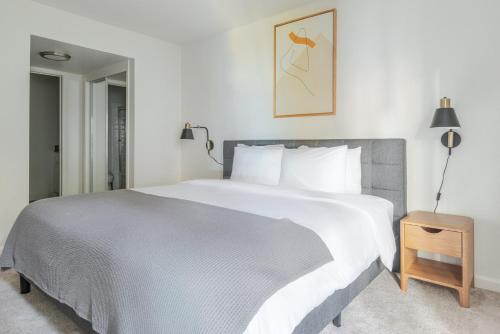 Postel nebo postele na pokoji v ubytování Blueground Edgewood Park pool nr Courthouse SFO-2090