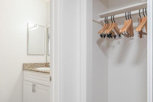 Koupelna v ubytování Blueground Edgewood Park pool nr Courthouse SFO-2090