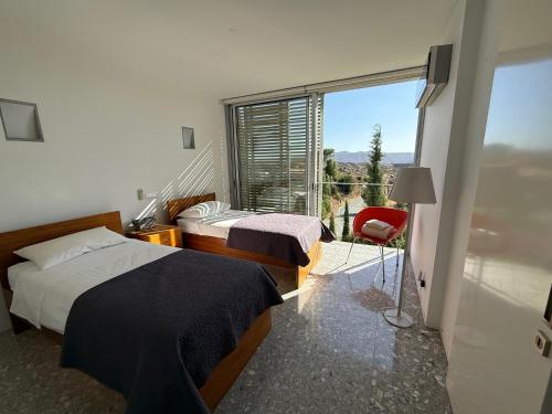 Postel nebo postele na pokoji v ubytování Luxury Villa Pluto Stunning Mountain Views