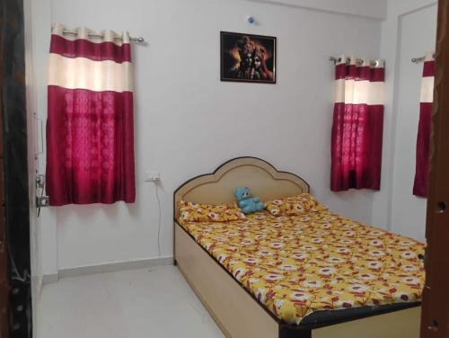 En eller flere senge i et værelse på Solapur Comfort Stay - budget friendly private guest rooms