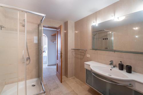 Phòng tắm tại La Caleta Luxury Seaside Villa with 3 Bedrooms and Private Pool