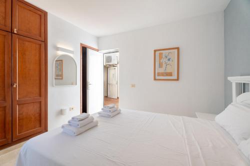 Giường trong phòng chung tại La Caleta Luxury Seaside Villa with 3 Bedrooms and Private Pool