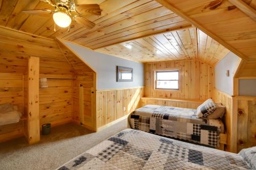 een slaapkamer met twee bedden in een blokhut bij Secluded and Peaceful Upper Peninsula Getaway! in Chatham
