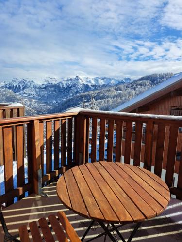 En generel udsigt til bjerge eller udsigt til bjerge taget fra lejligheden