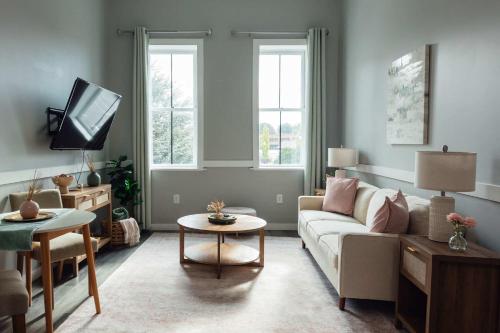 Μια τηλεόραση ή/και κέντρο ψυχαγωγίας στο Charming Downtown Loft in Johnson City
