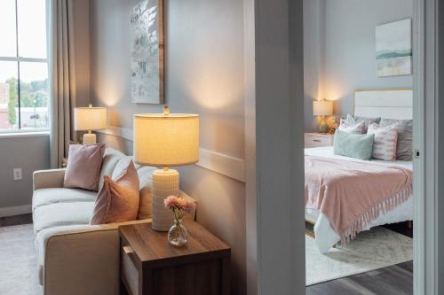 Ένα ή περισσότερα κρεβάτια σε δωμάτιο στο Charming Downtown Loft in Johnson City