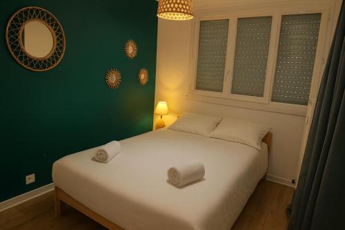 En eller flere senge i et værelse på Appartement Spacieux & Parking