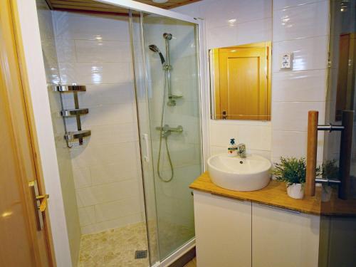 ein Badezimmer mit Dusche und Waschbecken in der Unterkunft Just 1 minute from the beach A117 in Las Lagunas Mijas