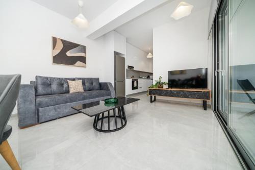 a living room with a couch and a tv at New 2 bedroom flat in Aglantzia in Aglantzia