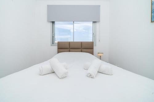 New 2 bedroom flat in Aglantzia في Aglantzia: غرفة نوم بيضاء مع سرير كبير ونافذة