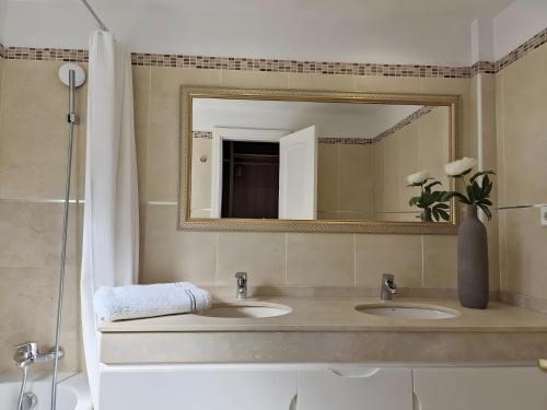 Ένα μπάνιο στο Spacious And Elegant Villa V214