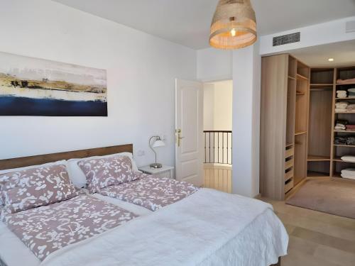 Ένα ή περισσότερα κρεβάτια σε δωμάτιο στο Spacious And Elegant Villa V214