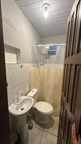 une salle de bains avec toilettes et lavabo dans l'établissement Beach Loft, à Vila Velha