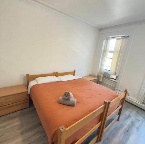 Giường trong phòng chung tại 014 - Charming 2BR2BA Easy Access to NYC