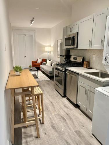Gallery image of 017 - Charming 2BR2BA Easy Access to NYC in Hoboken