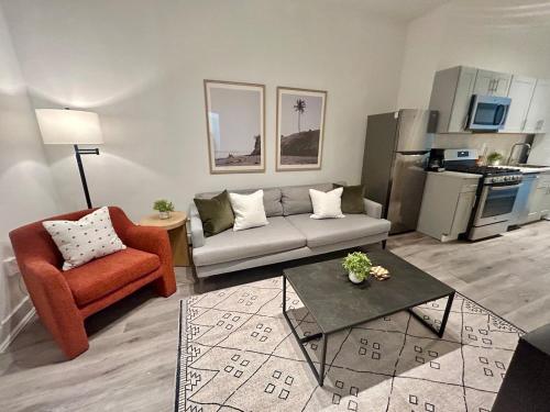 Nhà bếp/bếp nhỏ tại 014 - Charming 2BR2BA Easy Access to NYC