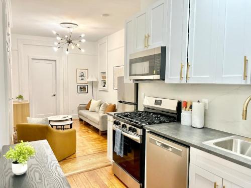 Nhà bếp/bếp nhỏ tại 015 - Comfy Hoboken Apartment Easy NYC Access