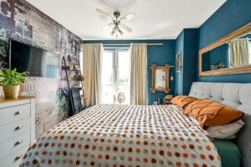 a bedroom with a bed and a ceiling fan at 2-Bedroom Flat in Woking Walk to Station in Hurley