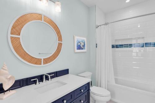 マラソンにあるKeys Launchpadの洗面台と鏡のある白いバスルーム