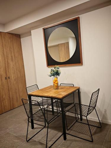 a dining room table with chairs and a mirror at Loft Centro Zapopan in Guadalajara