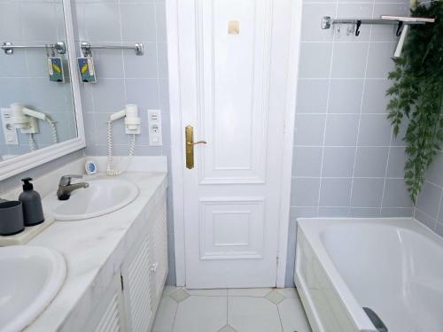 Koupelna v ubytování Large Studio 400m From The beach