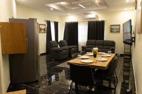 een vergaderruimte met een tafel en stoelen in een kamer bij BethelAirBnB in Winneba