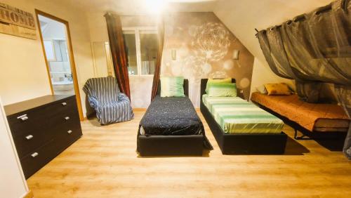 Ένα ή περισσότερα κρεβάτια σε δωμάτιο στο Grande Suite salle de bain toilette privés Terrasse Parking prés Paris