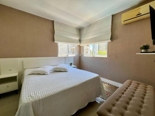 En eller flere senge i et værelse på Apartamento Duplex Palmas, 2 quartos, 7 min da praia!