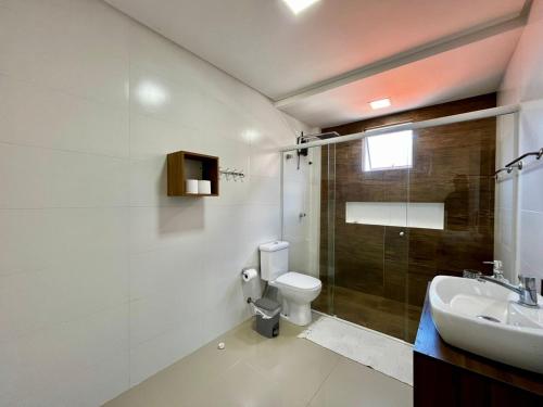 Et badeværelse på Apartamento Duplex Palmas, 2 quartos, 7 min da praia!