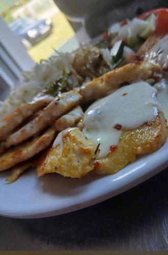 un piatto di cibo con uova e patatine fritte di Hotel PRINCi a Pejë
