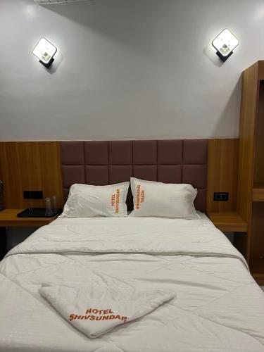 Cama o camas de una habitación en Hotel ShivSundar Executive